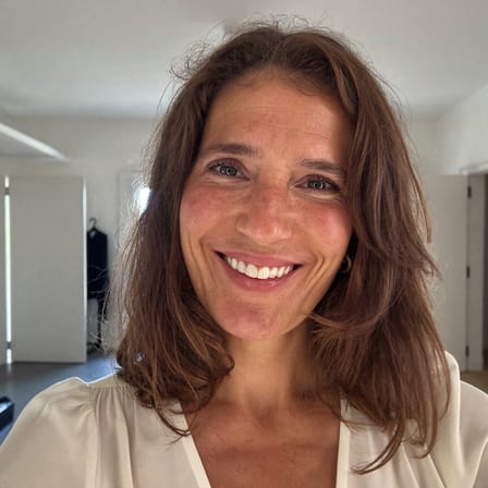 Portrait d'une habitante de Juan-les-Pins ayant comparé ses devis de diagnostic à Antibes